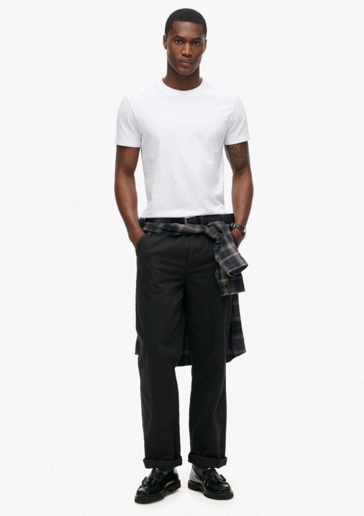 Essential LOGO EMB TEE Optic