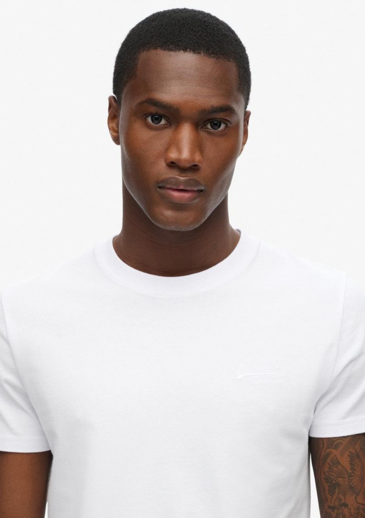 Essential LOGO EMB TEE Optic