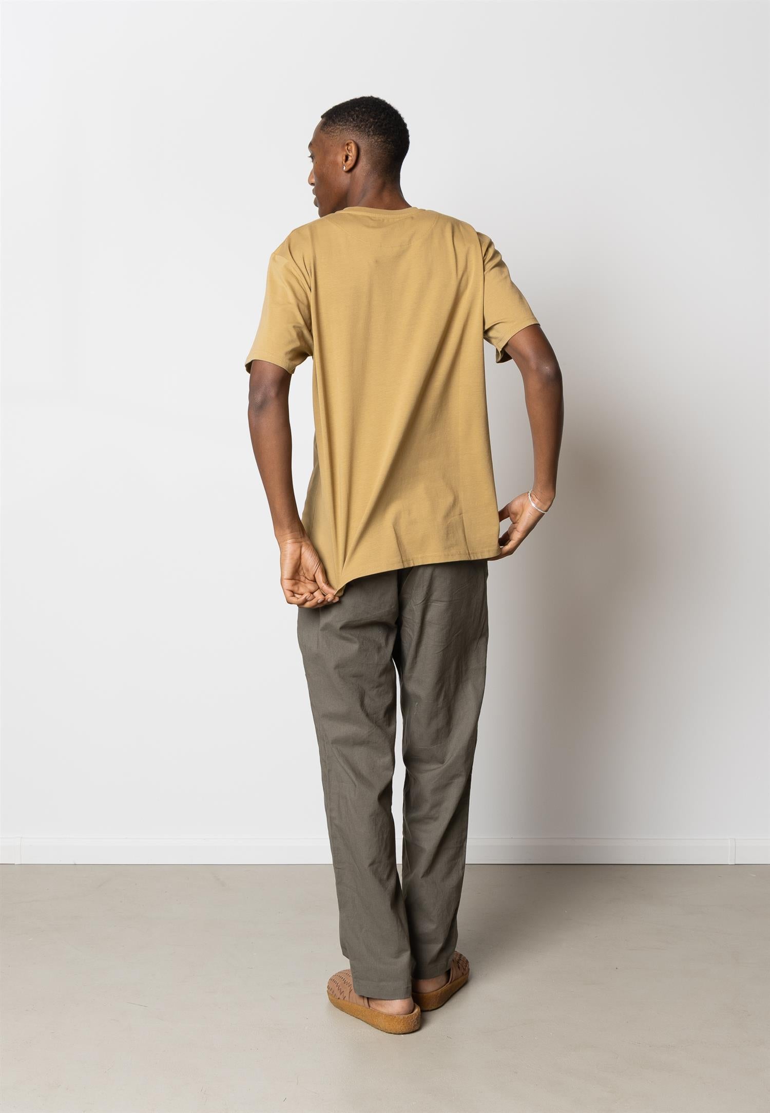 Keaton Organic tee Dark Khaki Mela