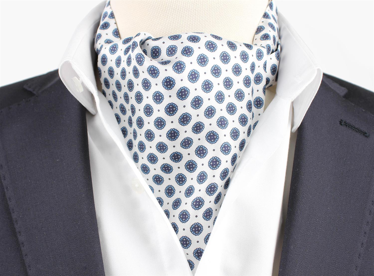 Montecristo 100% silk hvit blå Ascot Lt Blue